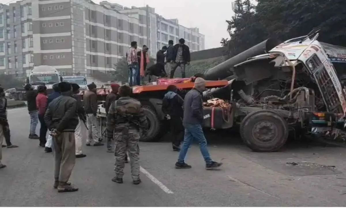 पूर्वी सिंहभूम में भीषण सड़क हादसा, ट्रेलर पलटने से चालक की मौत