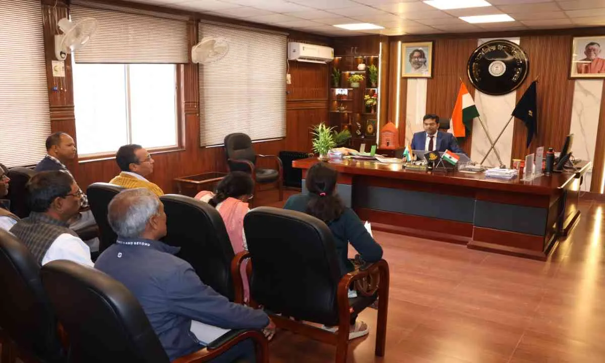 Dumka News: रोजगार सृजन और कौशल विकास पर उपायुक्त ने की विस्तृत बैठक