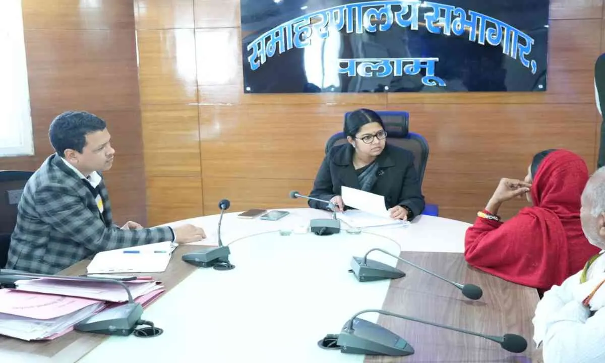 Palamu News: जनता दरबार में डीसी ने सुनी आमजनों की समस्याएं