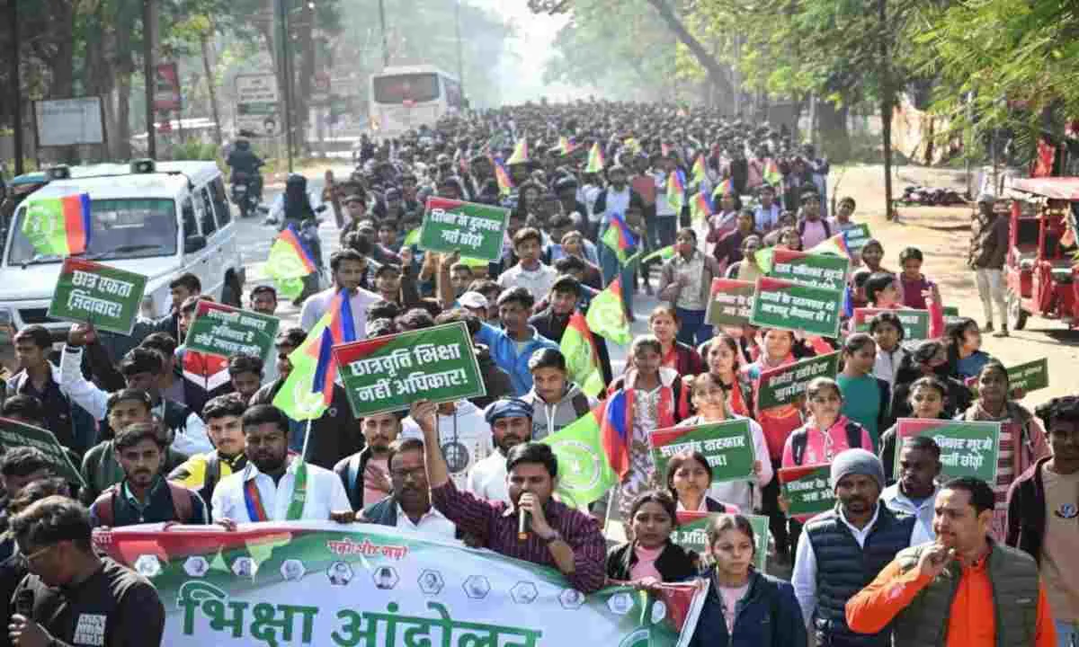 आजसू छात्र संघ का आंदोलन: गांधी मैदान से उपायुक्त कार्यालय तक छात्रों का पैदल मार्च