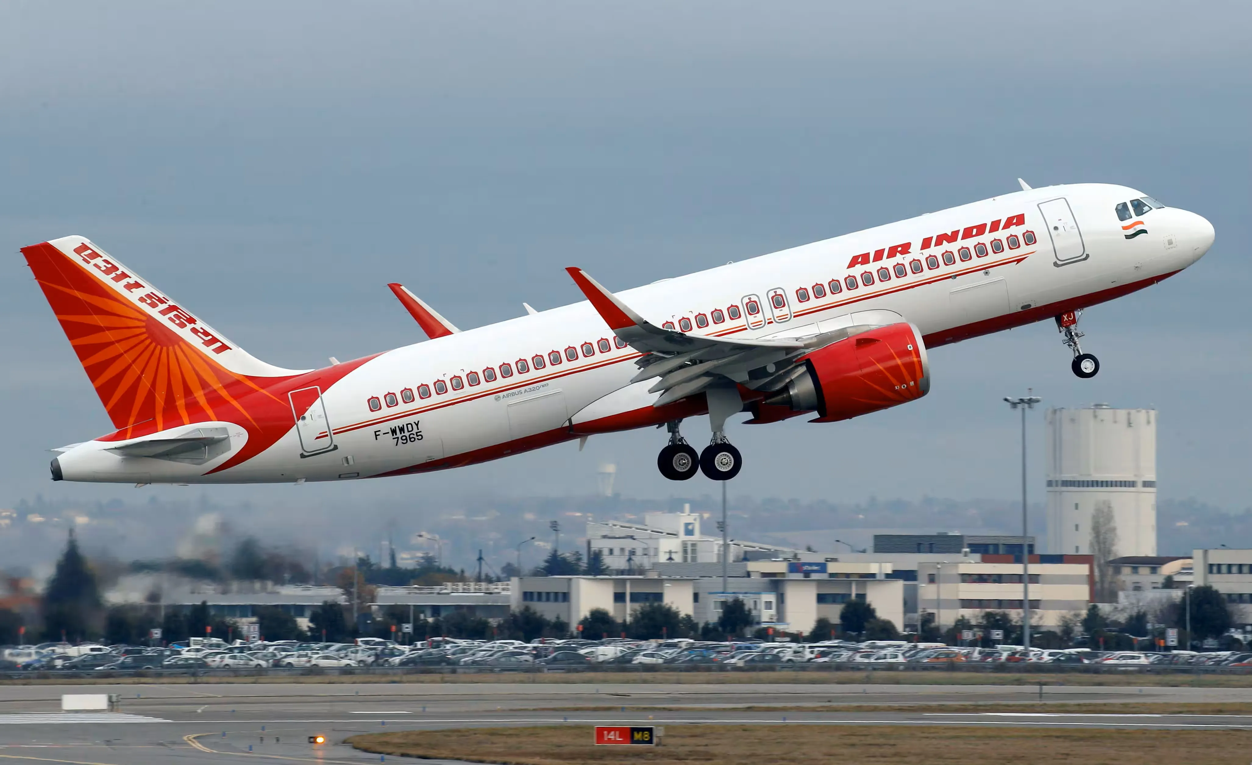 दुबई-हैदराबाद फ्लाइट: यात्री ने एयर होस्टेस से की छेड़छाड़, एयर इंडिया ने किया कड़ा एक्शन