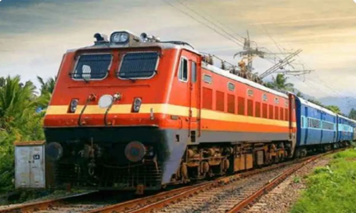 रेल ट्रैक पर हाथियों की मौजूदगी, टाटानगर रूट की मेमू–पैसेंजर ट्रेनें रद्द