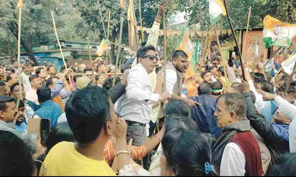 साकची में कांग्रेस–भाजपा आमने-सामने, पुलिस की मुस्तैदी से टली बड़ी झड़प