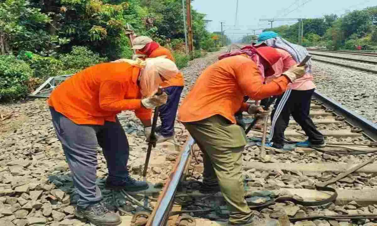 Chaibasa News: दो ट्रैकमैनों की सतर्कता से बड़ी रेल दुर्घटना टली