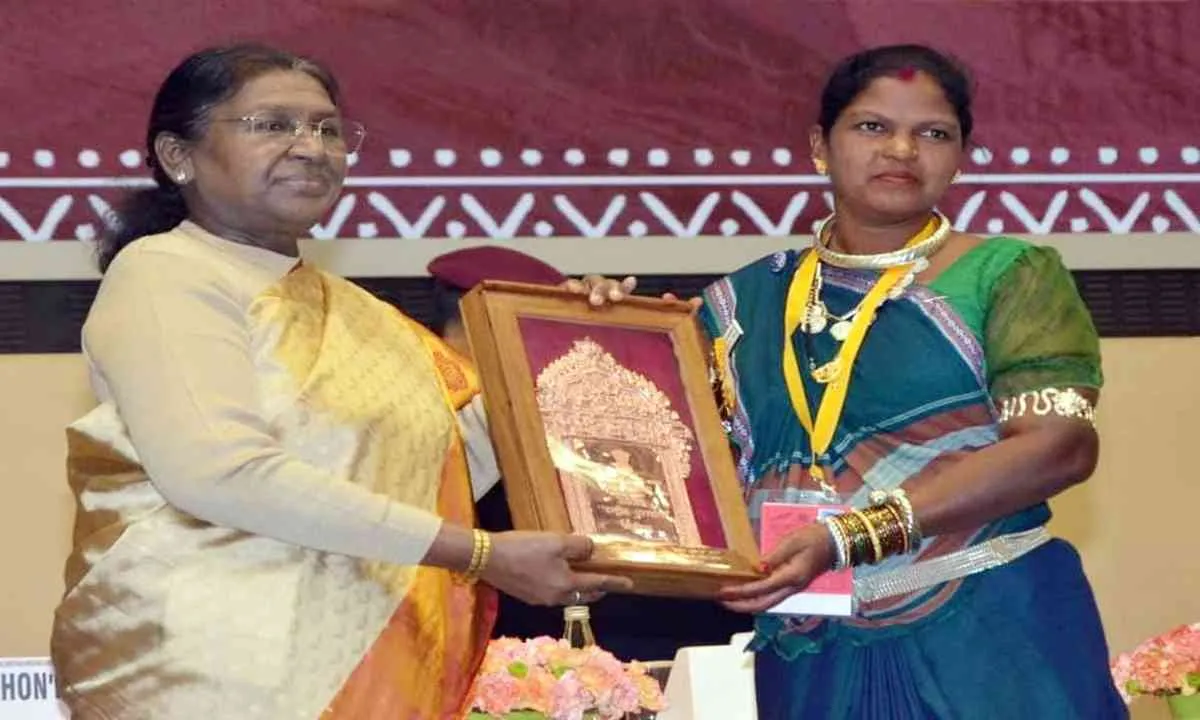शिल्पकार हीराबाई झरेका बघेल को राष्ट्रीय हस्तशिल्प पुरस्कार, राष्ट्रपति मुर्मु ने किया सम्मानित