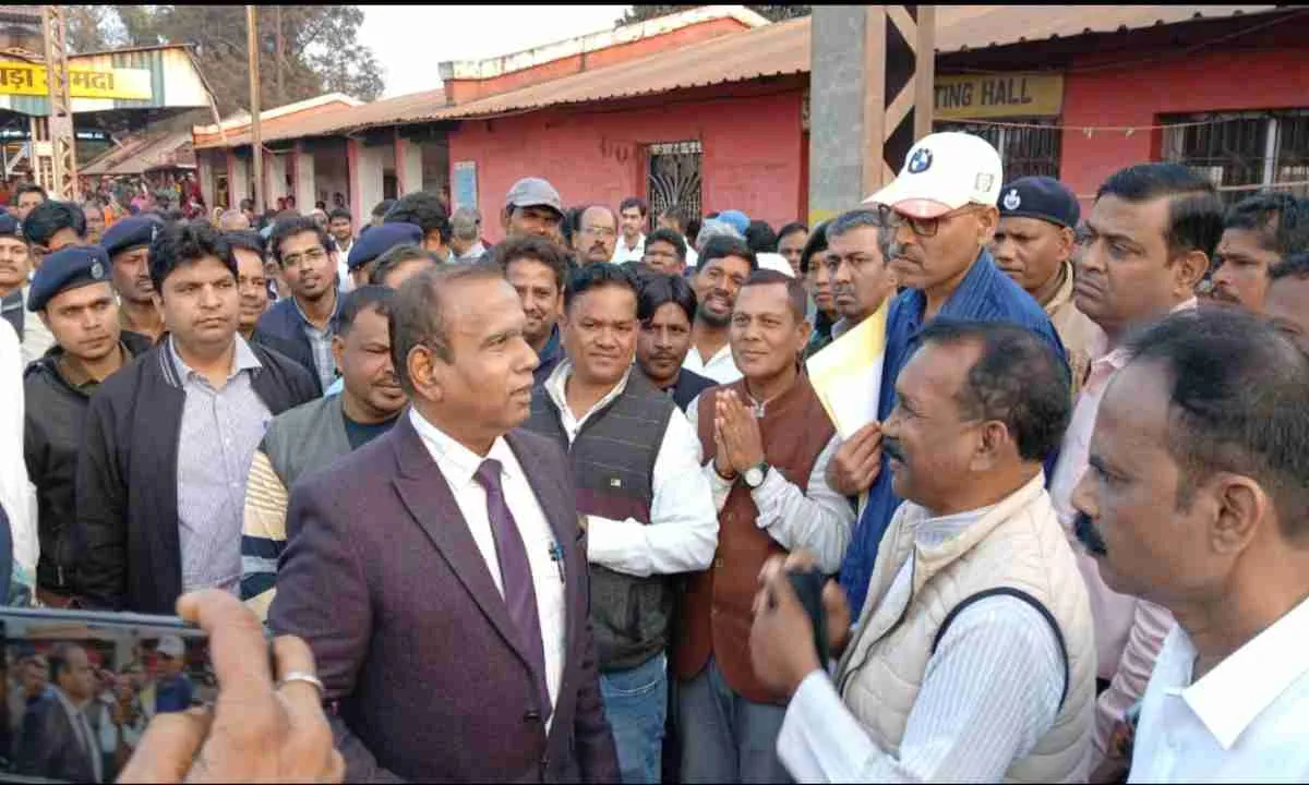 ट्रेनों की देरी से परेशान यात्रियों को लेकर मधु कोड़ा ने दक्षिण-पूर्व रेलवे जीएम से की मुलाकात