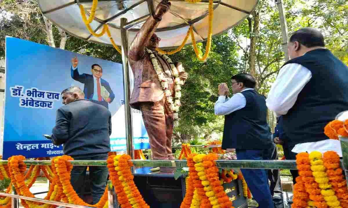 Ranchi News: सीएमपीडीआई में अधिकारियों व कर्मियों ने मिलकर बाबा साहेब को दी भावपूर्ण श्रद्धांजलि