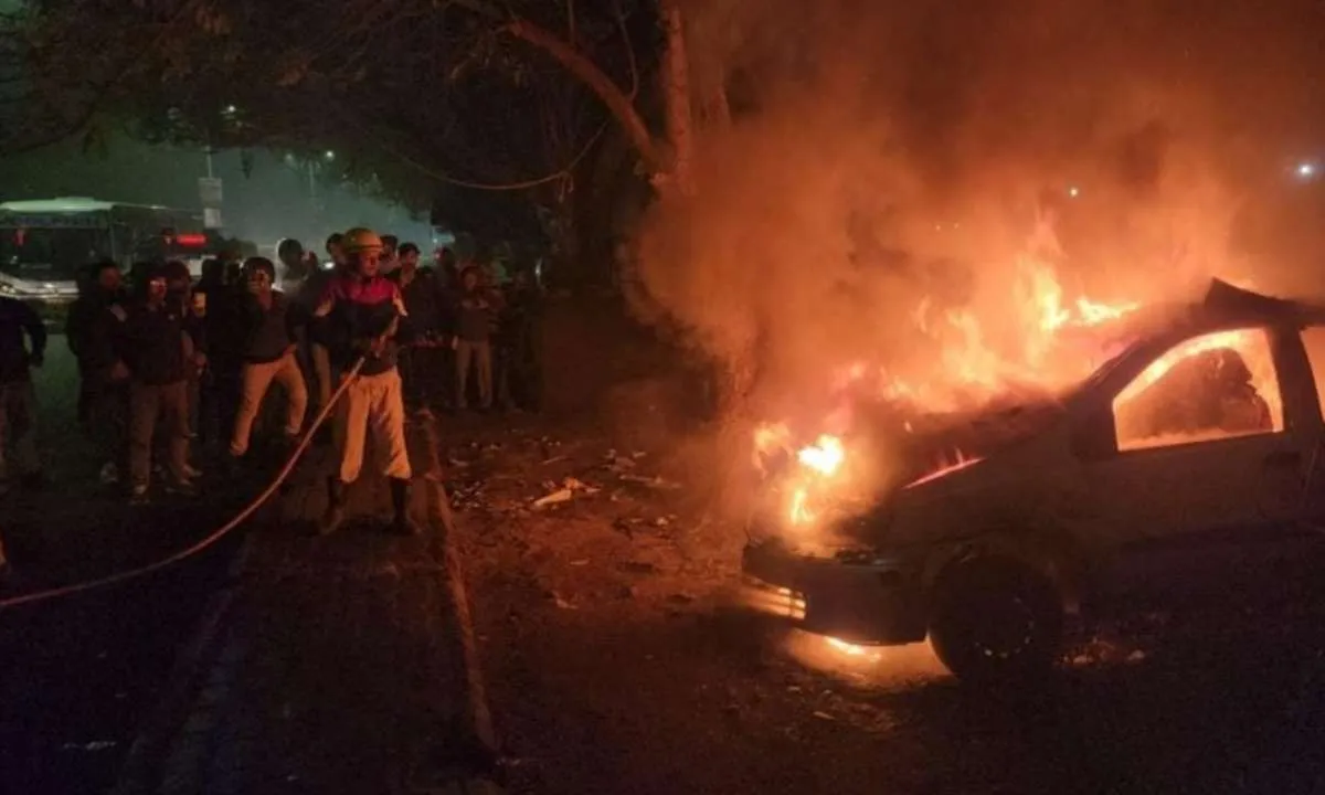 Chaibasa News: एग्रिको सिग्नल के पास गैरेज में लगी आग, दो वाहन पूरी तरह खाक