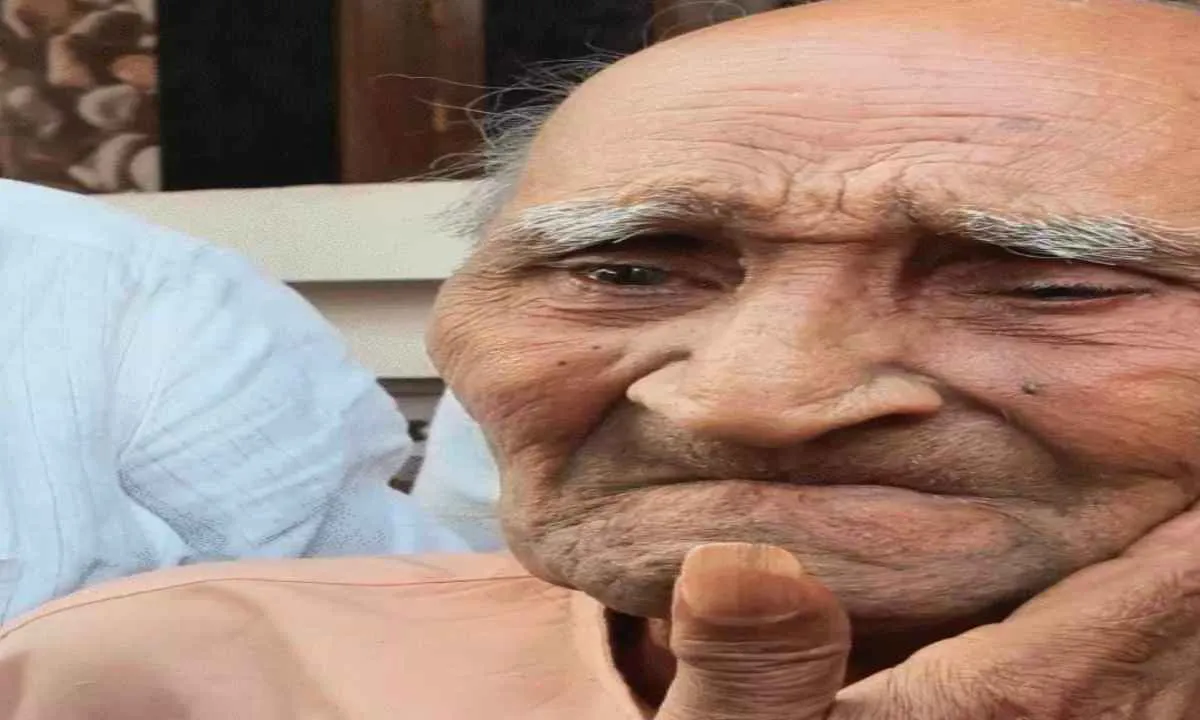 20 साल बाद गुरु से मिले अमित शाह, वयोवृद्ध की आंखों में आए खुशी के आंसू