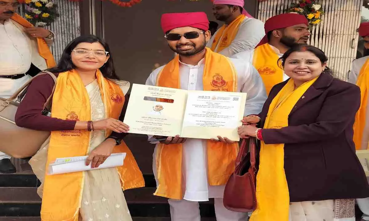 बीएचयू के 105वें दीक्षांत समारोह में अमन कुमार को एम.ए. हिंदी साहित्य की उपाधि