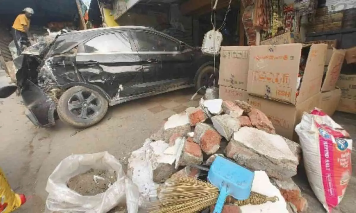 Ranchi News : नशे में धुत कार चालक ने खड़ी कार को मारी जोरदार टक्कर, चालक फरार