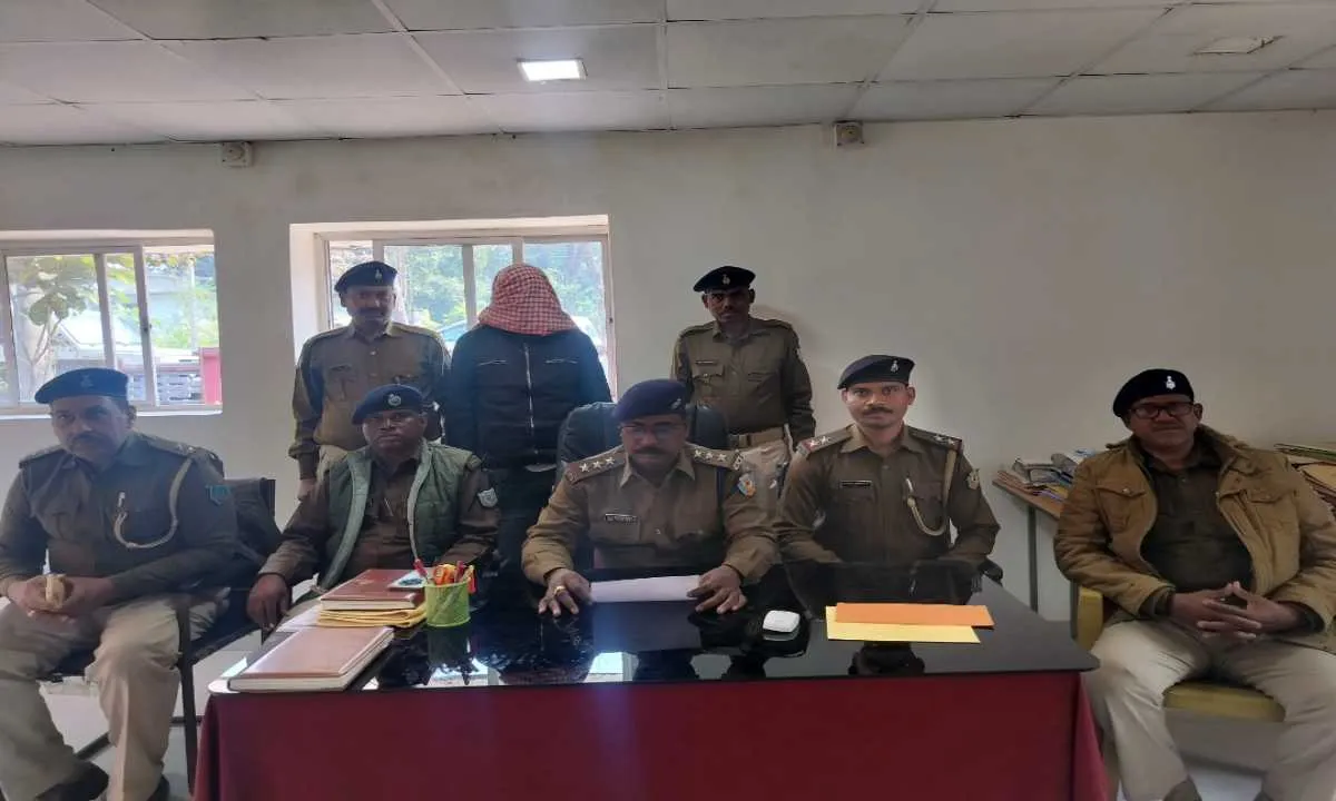 जगन्नाथपुर पुलिस ने शातिर साइबर अपराधी को पकड़ा, युवती को ब्लैकमेलिंग से मिली राहत