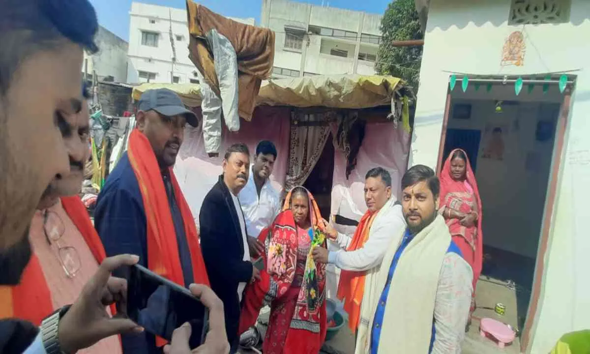 अटल जयंती पर सेवा का संकल्प: डाल्टनगंज में आलोक चौरसिया ने सैकड़ों गरीबों को बांटे कंबल