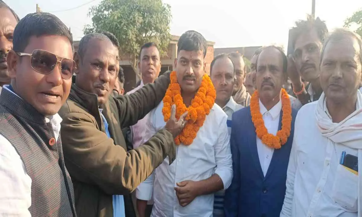 सीजीएल उत्तीर्ण दीपू रजक का ग्रामीणों ने किया जोरदार सम्मान