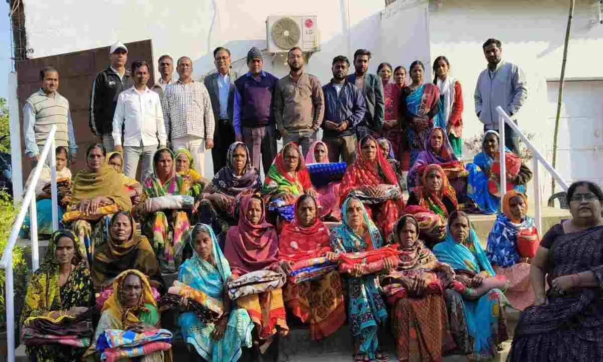 Giridih News: मानवाधिकार दिवस पर अंतर्राष्ट्रीय संगठन द्वारा गरीबों को मिले गर्म कपड़े और कंबल