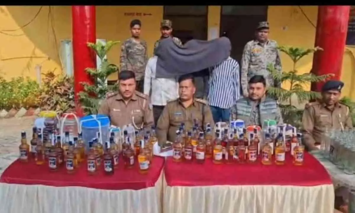 Giridih News : नकली विदेशी शराब तैयार करने की फैक्ट्री का उद्भेदन, भारी मात्रा में नकली शराब जब्त, तीन गिरफ्तार