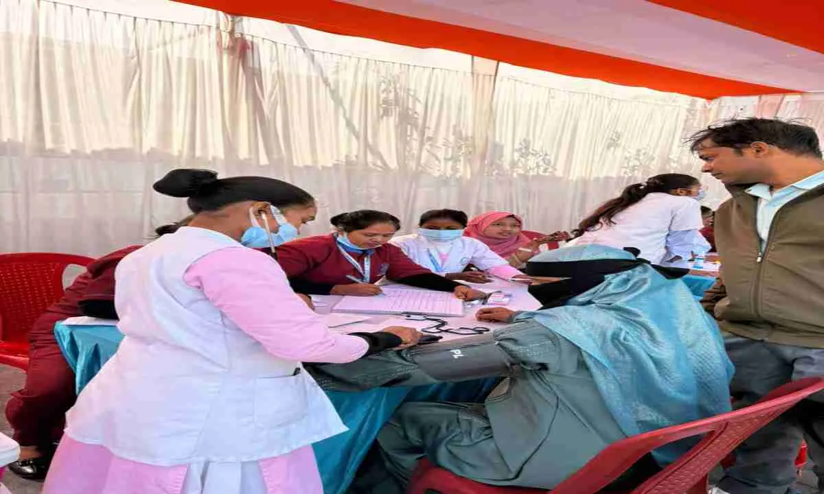 संत कोलम्बस मिशन होस्पिटल के निशुल्क स्वास्थ्य मेले में 1323 लोगों का मुफ्त इलाज