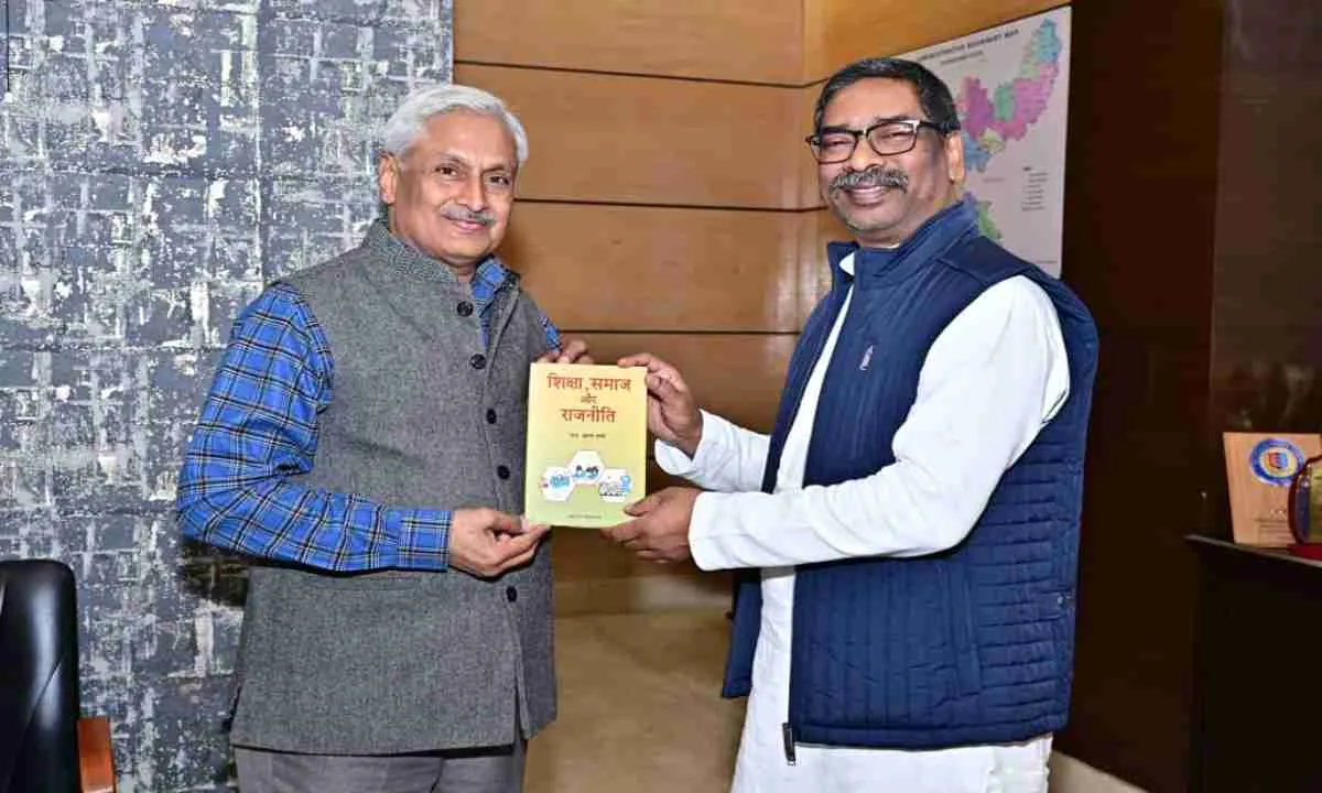 Ranchi News : मुख्यमंत्री हेमन्त सोरेन से वीबीयू कुलपति की मुलाकात, स्वलिखित पुस्तक भेंट