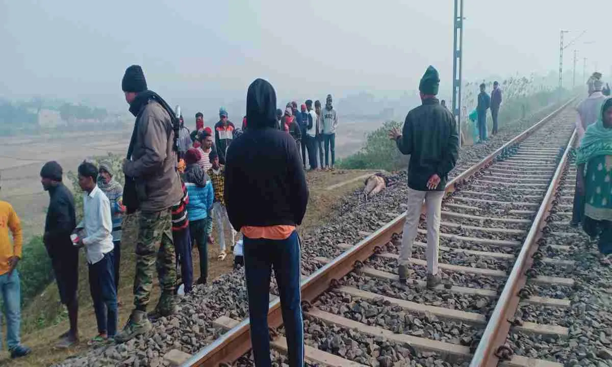 Giridih News : हरिचक में दर्दनाक घटना: युवक ने ट्रेन से कटकर जान दी