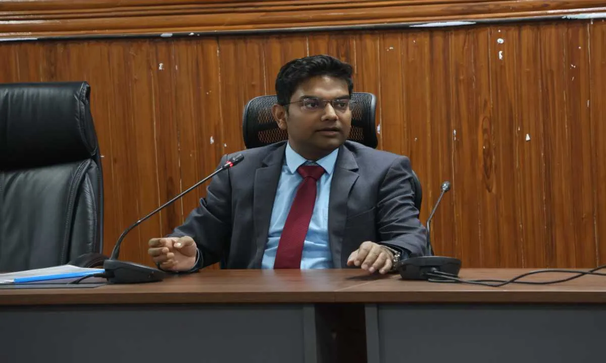 Dumka News : बासुकीनाथ मंदिर विकास को लेकर उपायुक्त ने की महत्वपूर्ण समीक्षा बैठक