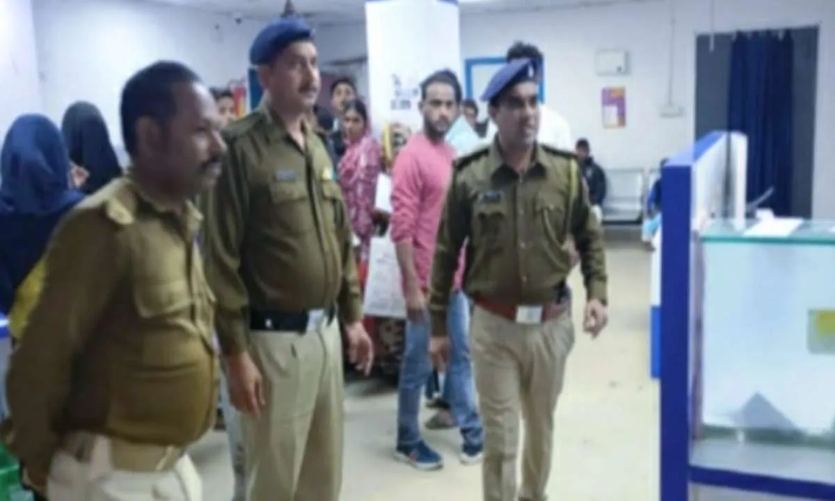 साहिबगंज में बैंक सुरक्षा की सघन जांच: भीड़ बढ़ने पर पुलिस-प्रशासन अलर्ट