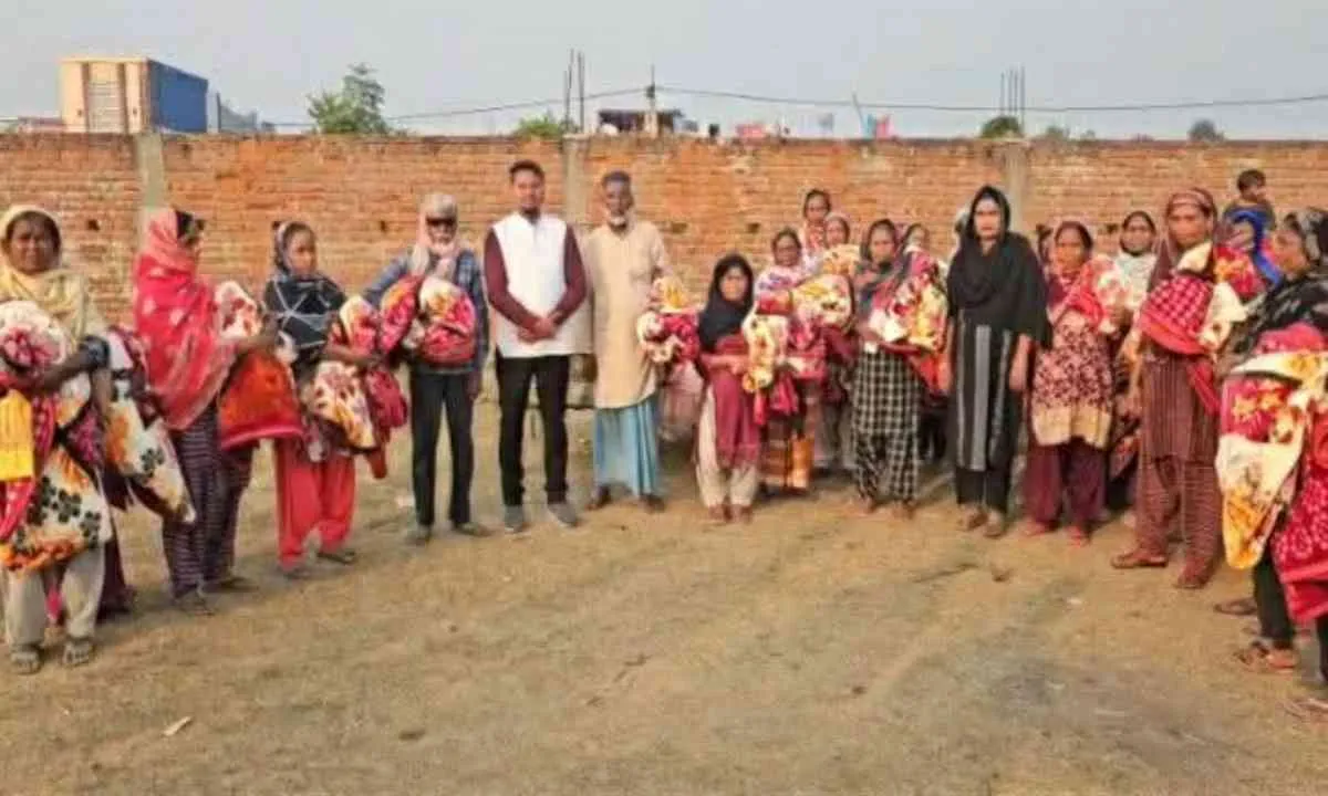 गिरिडीह में कड़ाके की ठंड के बीच राजद जिला अध्यक्ष इरफान आलम ने गरीब बुजुर्गों को बांटे कंबल व गरम पोशाक