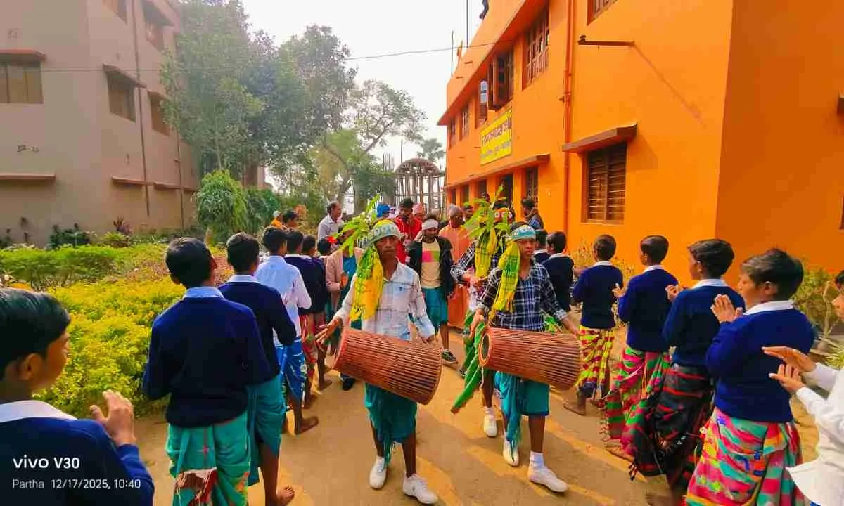 नेपाल से आए संताल आदिवासी प्रतिनिधिमंडल का पाथरा आश्रम में पारंपरिक स्वागत, सांस्कृतिक एकता का संदेश