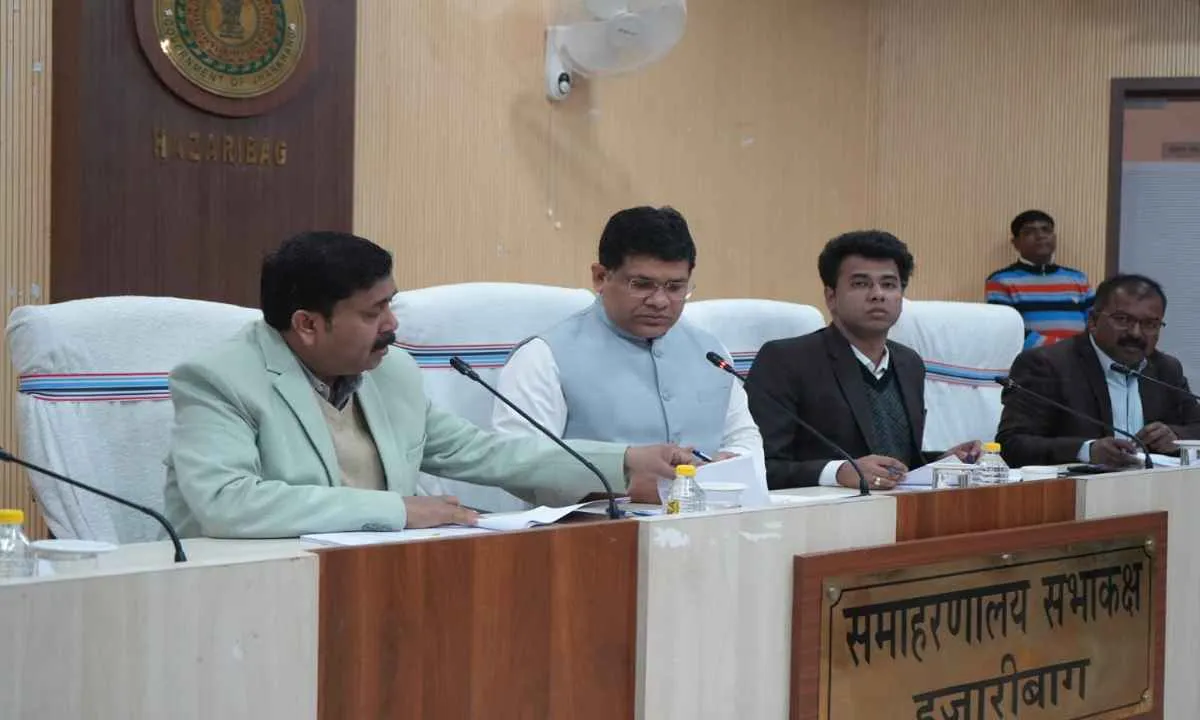 हजारीबाग में ग्रामीण विकास योजनाओं की समीक्षा, उपायुक्त ने अधिकारियों को दिए सख्त निर्देश