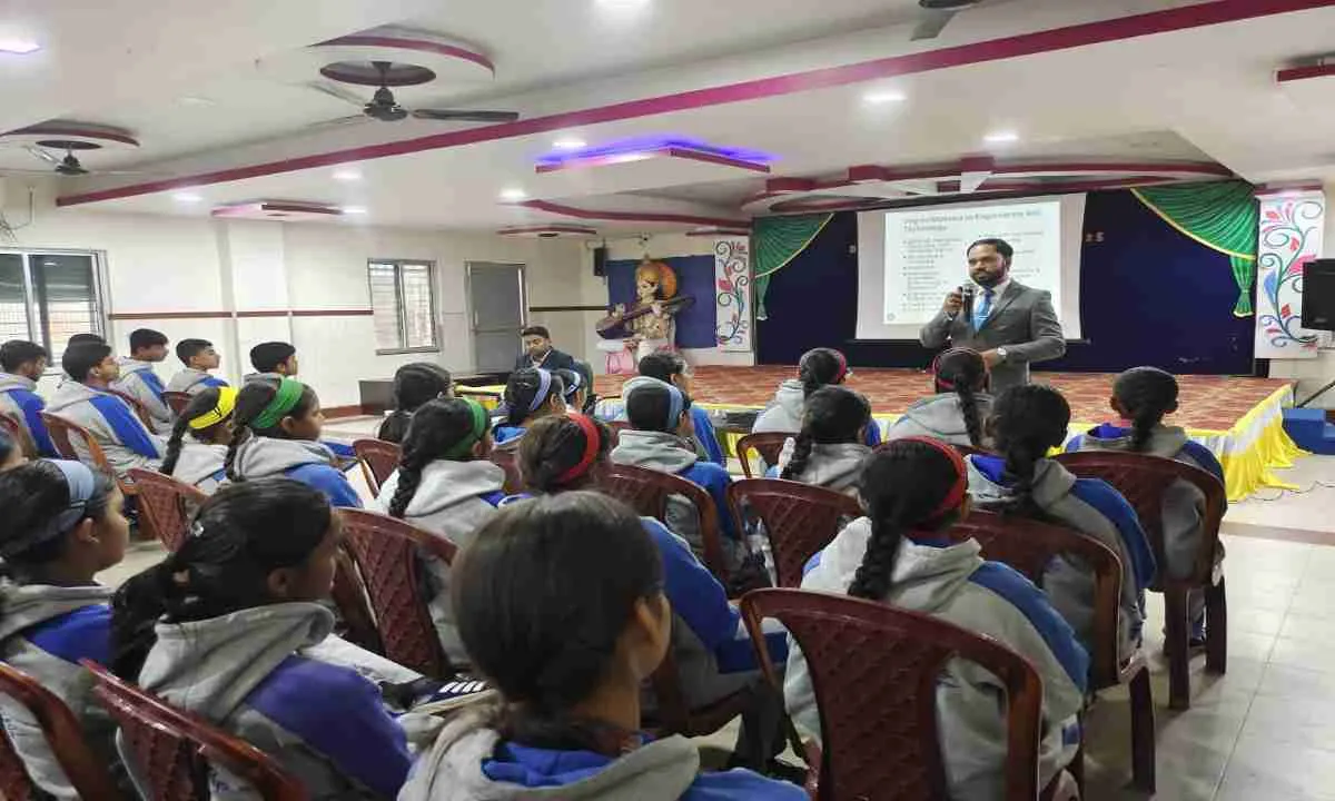Koderma News : मॉडर्न पब्लिक स्कूल झुमरी तिलैया में 10वीं-12वीं के छात्रों के लिए करियर काउंसलिंग सेशन आयोजित