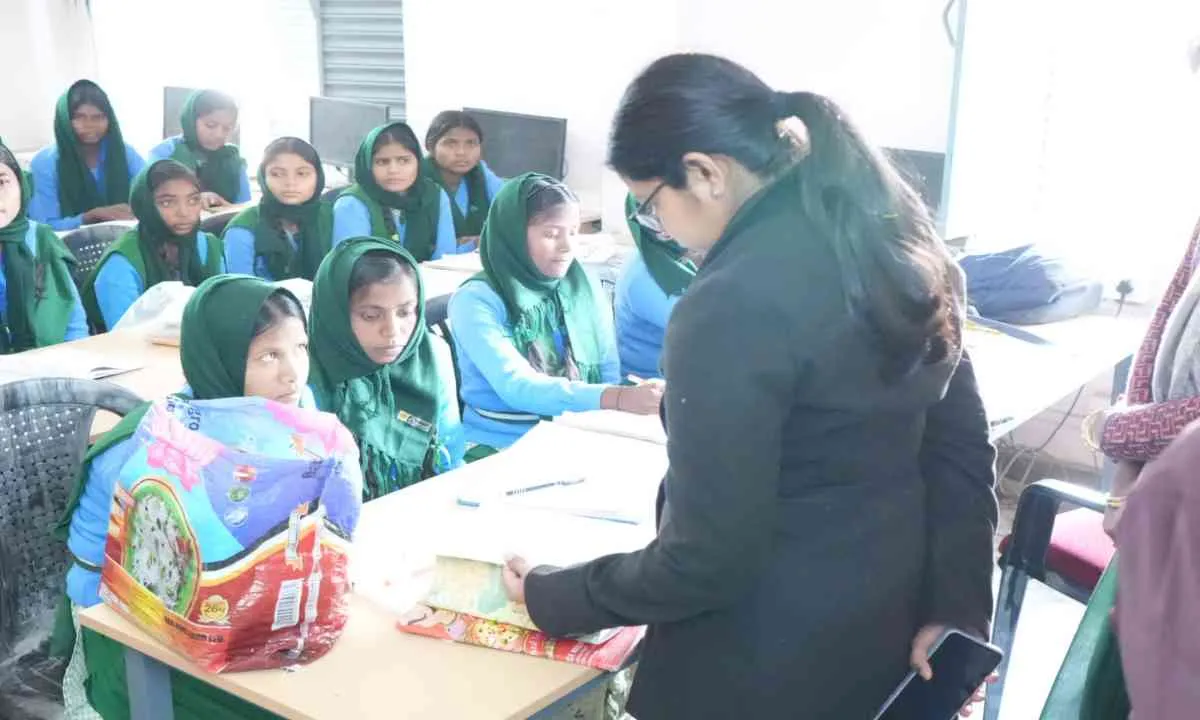 Palamu News : उपायुक्त ने कस्तूरबा गांधी बालिका विद्यालय का किया निरीक्षण खामियां मिलने पर कार्रवाई की चेतावनी