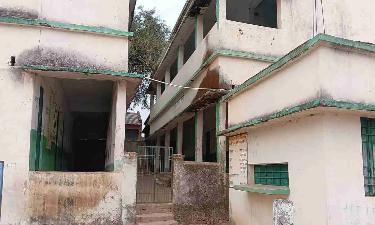 Giridih News : भंडारी मध्य विद्यालय में बदहाल शौचालय, बच्चों के स्वास्थ्य पर खतरा