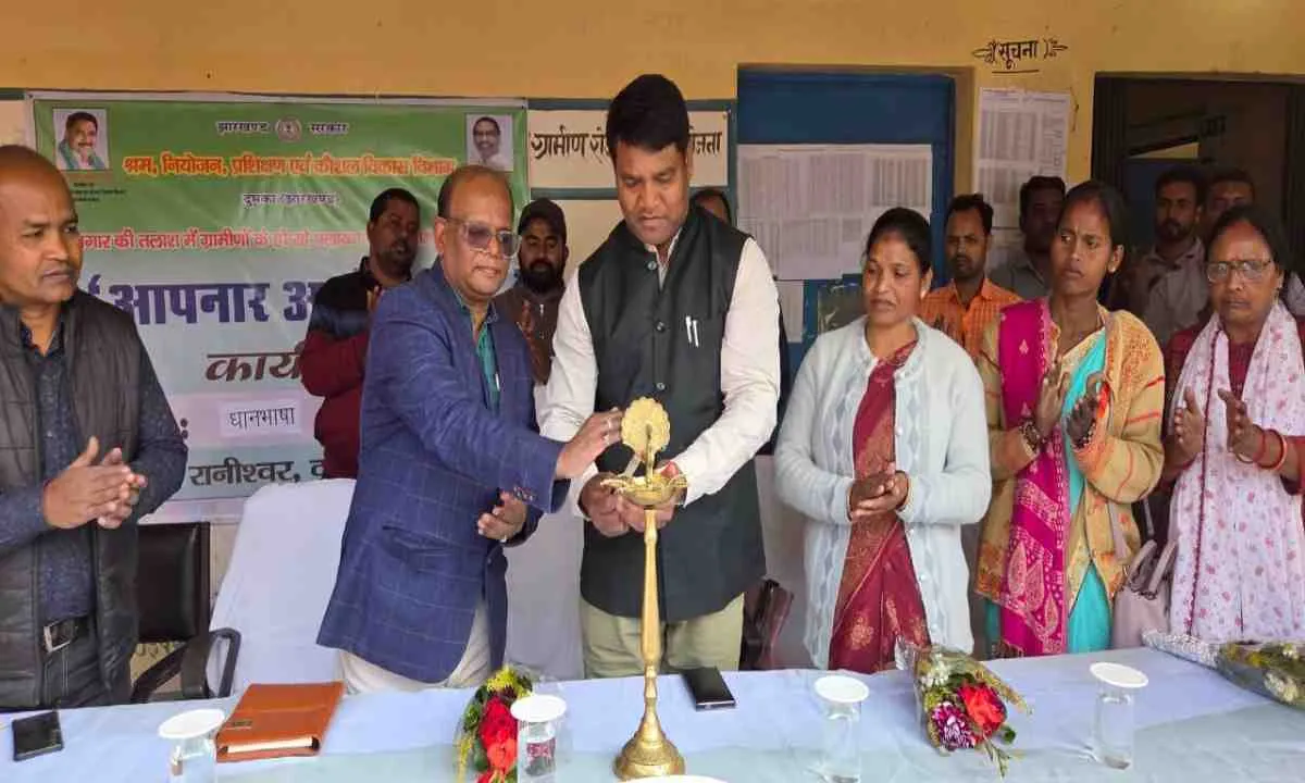 विधायक अलोक सोरेन ने दीप प्रज्वलित कर किया आपनार आतो कामी'' कार्यक्रम का शुभारंभ ‌