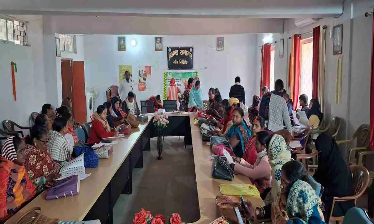 Giridih News: गावां प्रखंड में 16वें राष्ट्रीय मतदाता दिवस के प्रचार हेतु बीएलओ को सामग्री वितरित