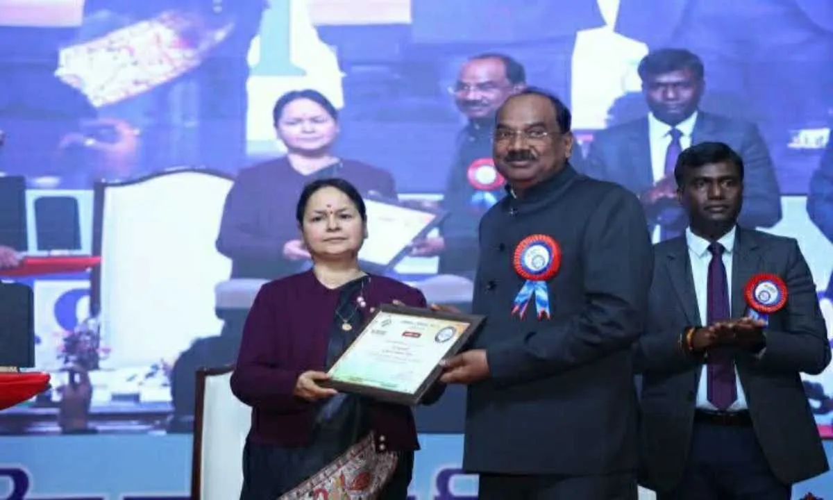 Giridih News : निर्वाचन कार्यों में उत्कृष्ट प्रदर्शन के लिए गिरिडीह जिला राज्य निर्वाचन आयुक्त द्वारा सम्मानित