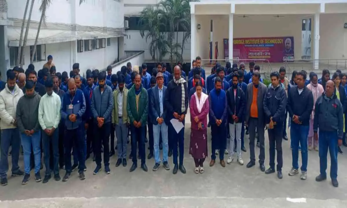 Ranchi News : इंस्टीट्यूट ऑफ टेक्नोलॉजी में छात्र अंकित कुमार की असामयिक मौत पर शोक सभा, कक्षाएं स्थगित