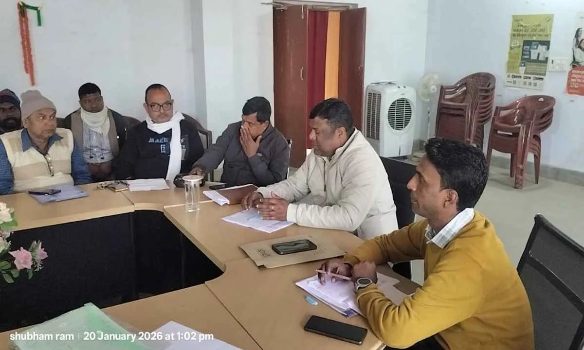 Giridih News : गावां प्रखंड कार्यालय में अंचल-ब्लॉक कर्मियों की बैठक, सरस्वती पूजा व योजनाओं को लेकर निर्देश