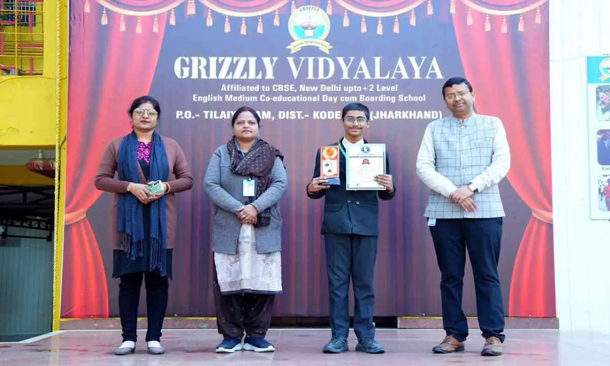 Koderma News : ग्रिज़ली विद्यालय के आयुष सिन्हा ने विद्यार्थी विज्ञान मंथन में राज्य स्तर पर द्वितीय स्थान प्राप्त किया