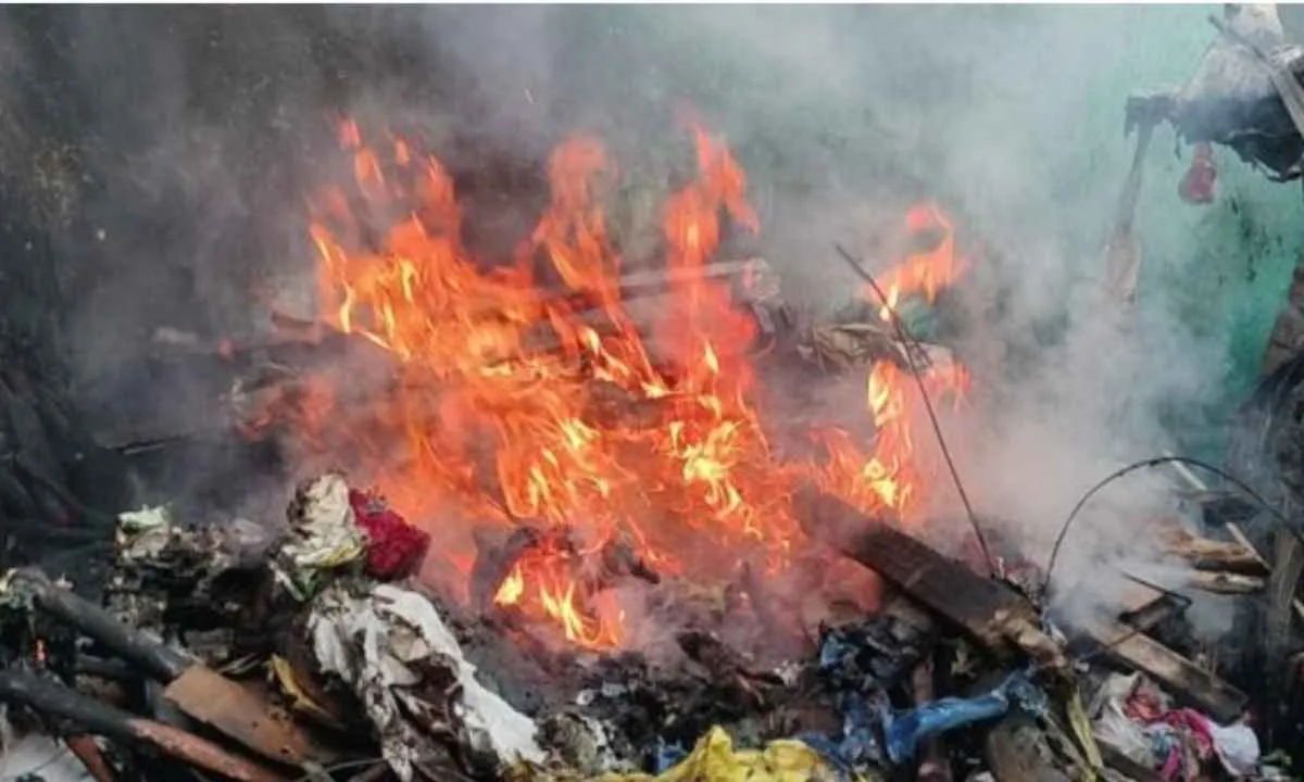 अचानक लगी आग ने छीनी जीवन भर की कमाई, मकान मालकिन बदहवास