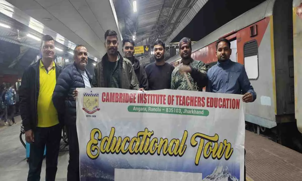 कैंब्रिज बीएड के प्रशिक्षणार्थी आठ दिवसीय शैक्षणिक टूर पर रवाना