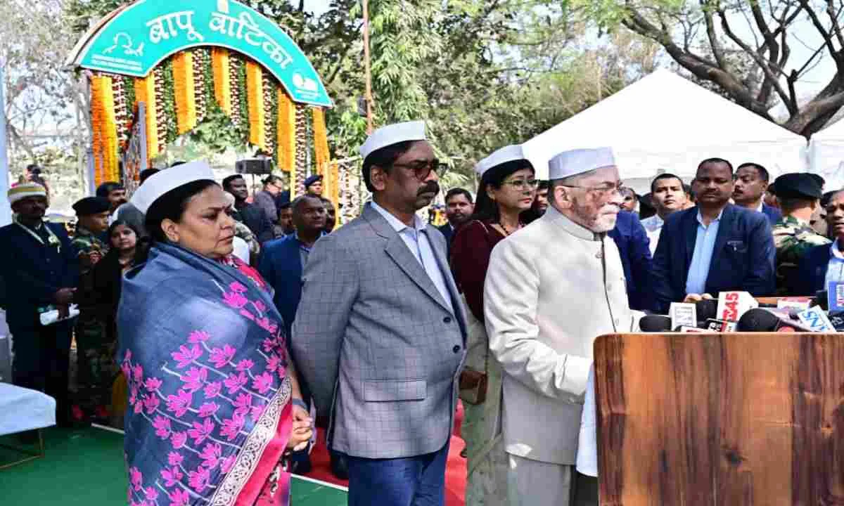 महात्मा गांधी की पुण्यतिथि पर संतोष गंगवार और हेमन्त सोरेन ने दी श्रद्धांजलि