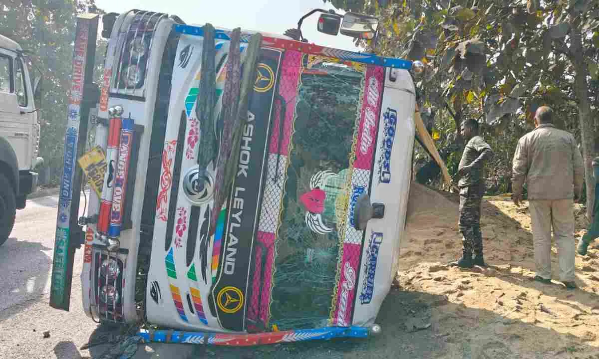 Dumka News : गोपीकांदर में ओवरलोड बालू लदा ट्रेलर पलटा, चालक व उपचालक घायल