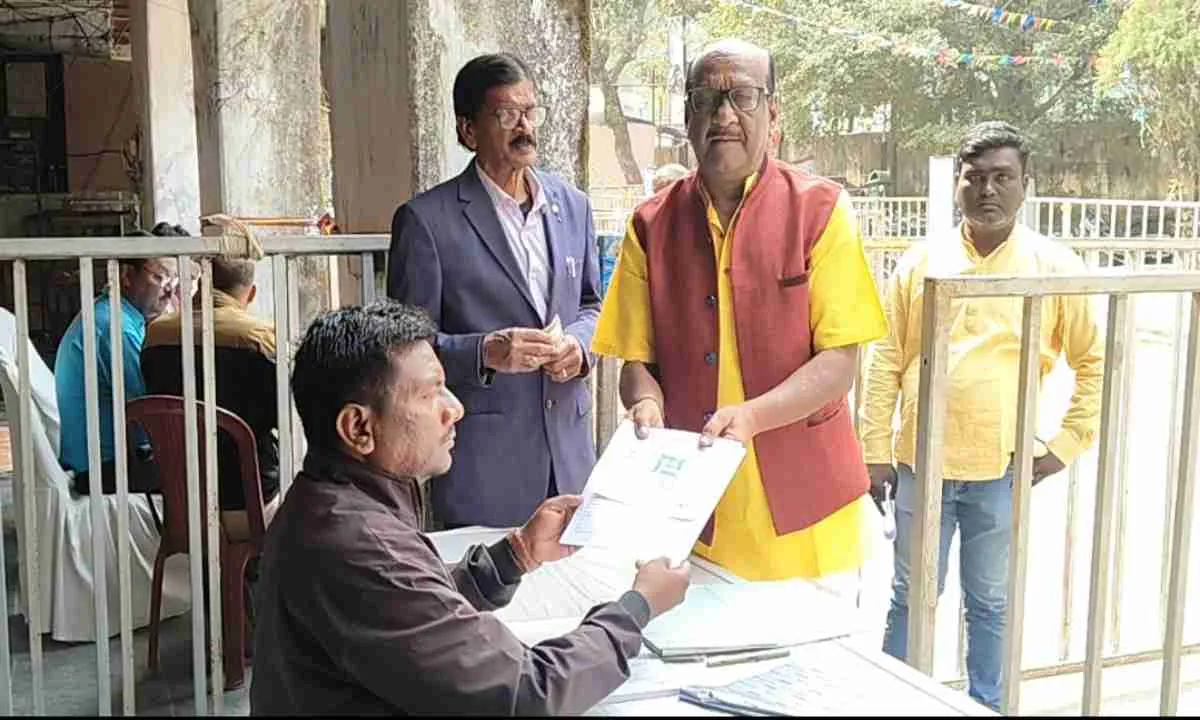 चाईबासा में चुनावी माहौल गर्म, अध्यक्ष पद के लिए उम्मीदवारों ने लिए प्रपत्र