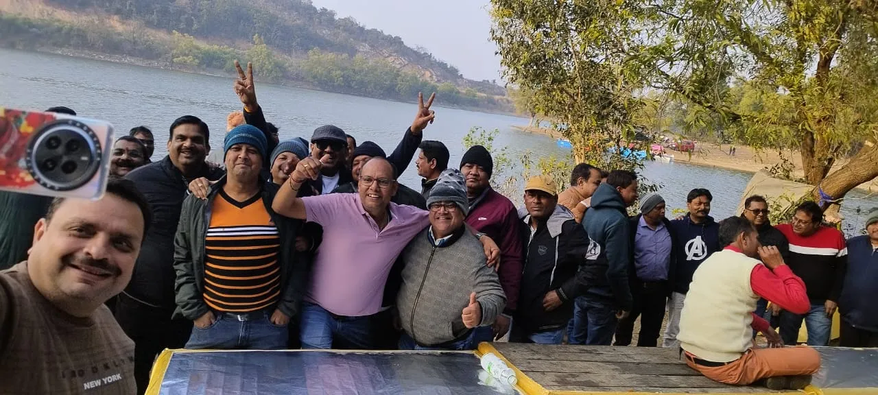 90 के दशक के सहपाठी जुटे  तिलैया डैम के तट पर, मनोरम वादियों में भावनाओं का दिखा सैलाब  