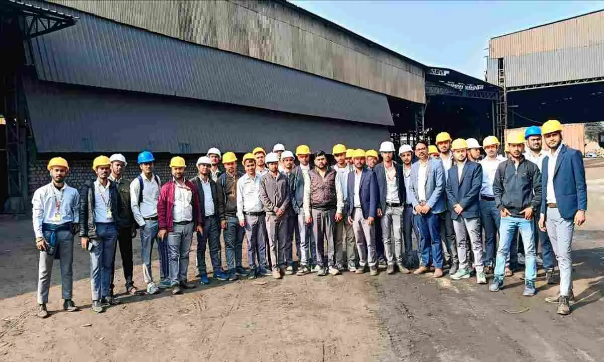 Giridih News : स्कॉलर बीएड कॉलेज के प्रशिक्षुओं ने किया सलूजा स्टील प्लांट का भ्रमण