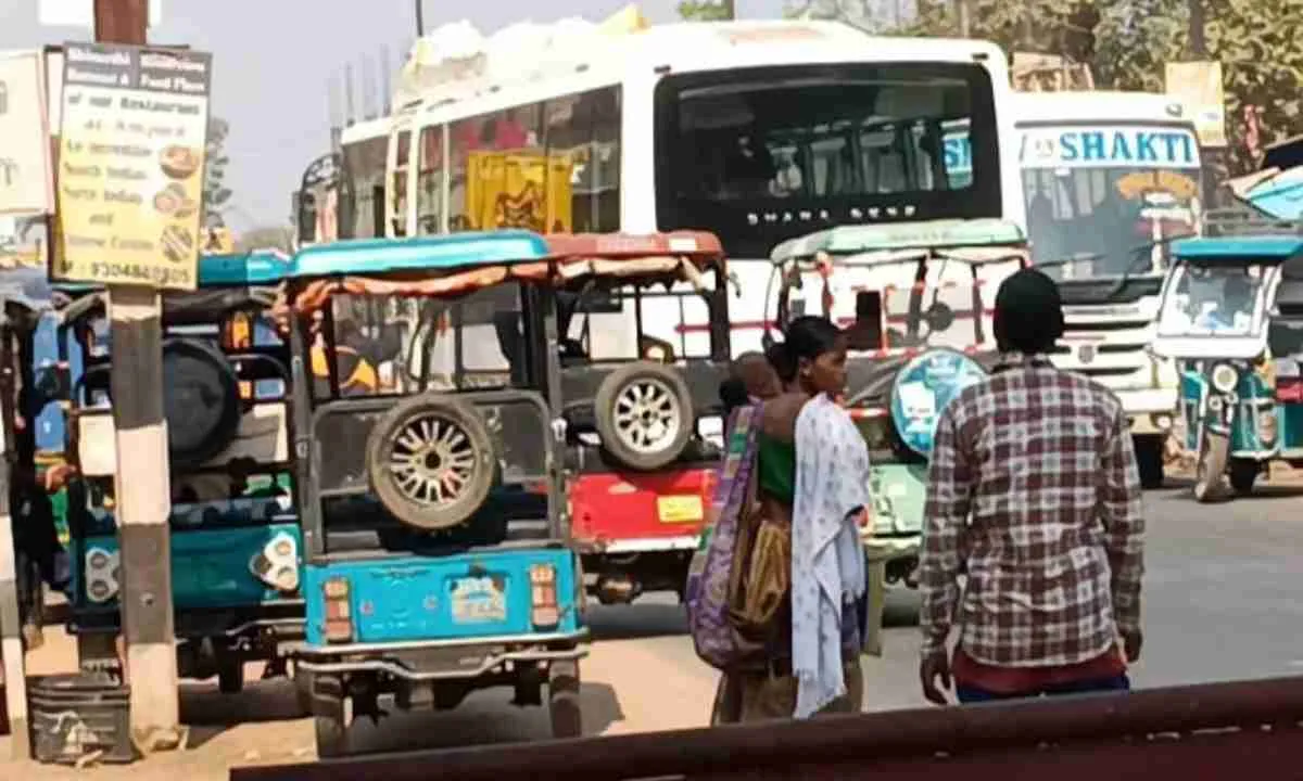 Dumka News : साप्ताहिक हटिया बना ट्रैफिक जाम की बड़ी वजह, प्रशासन बेखबर