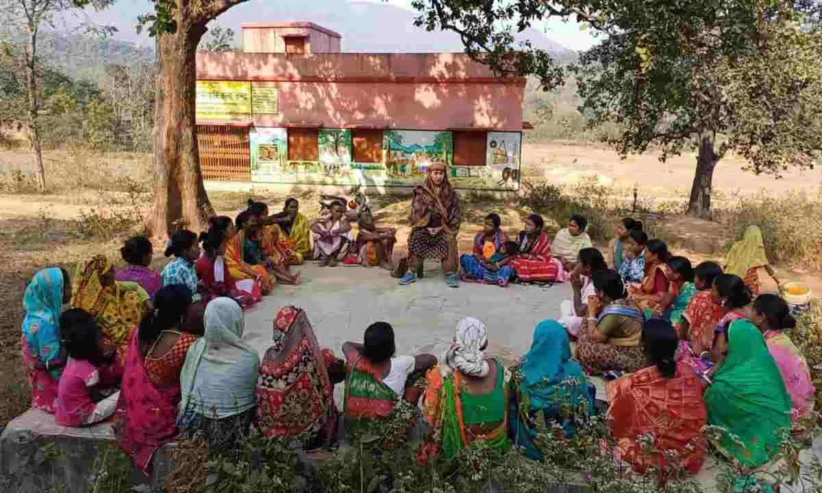 मिर्जाडीह गांव में महिलाओं के लिए स्वरोजगार योजना पर चर्चा