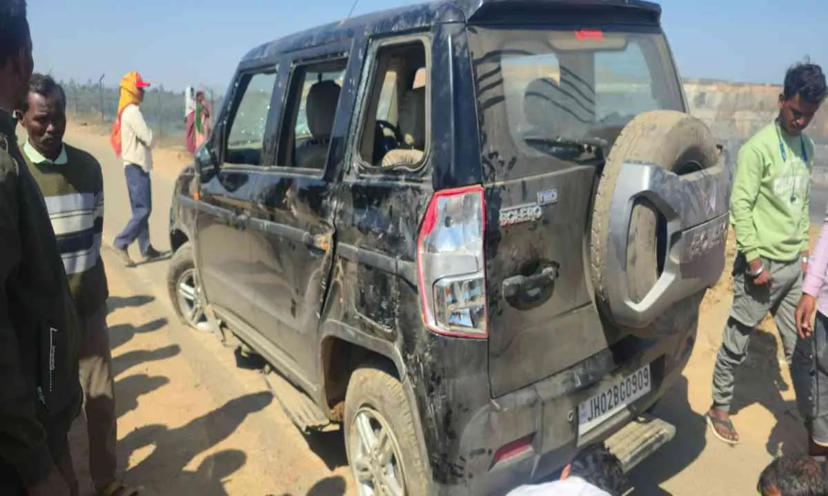 Hazaribagh News :पूर्व मंत्री योगेंद्र साहू की गाड़ी के दोनों चक्के क्षतिग्रस्त, बड़ा हादसा टला