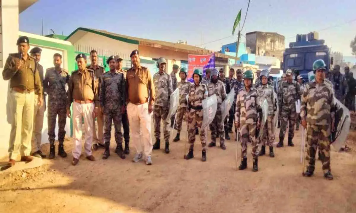 Hazaribagh News : बुढ़वा महादेव महाशिवरात्रि को लेकर पुलिस का मॉक ड्रिल और फ्लैग मार्च