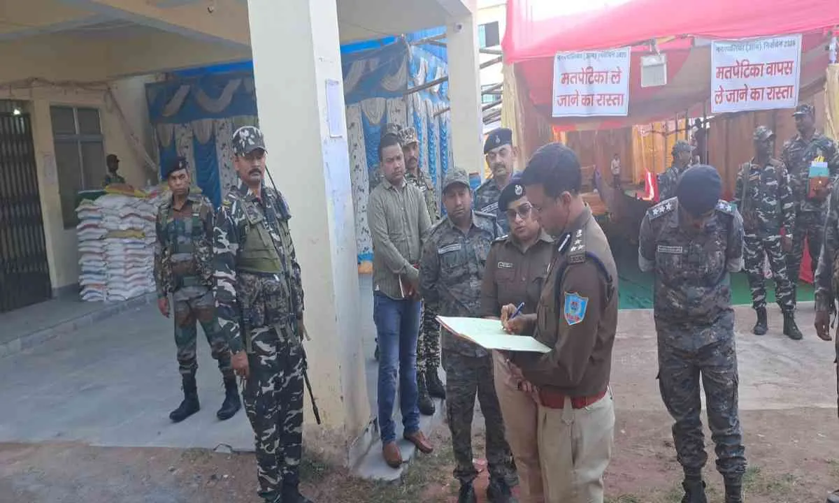 Palamu News : डीआईजी किशोर कौशल ने मनिका थाना और पलामू मतगणना केंद्र का किया निरीक्षण