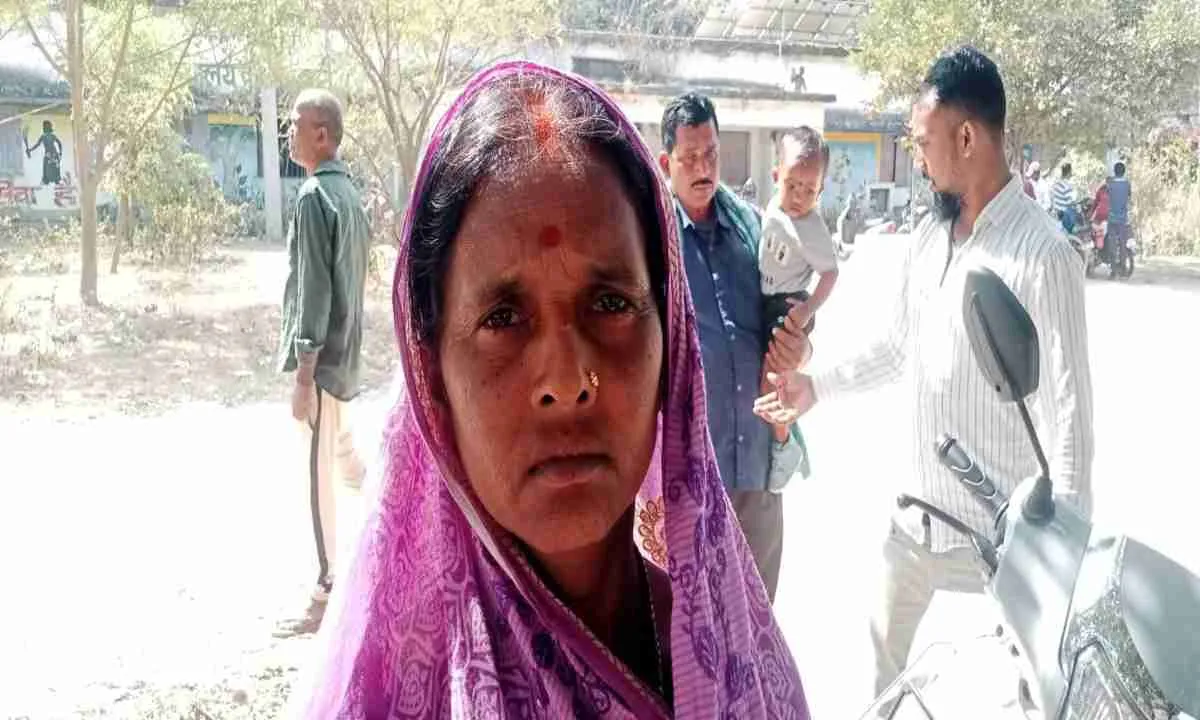 Deoghar News : पारिवारिक सूची के लिए 5 माह से अंचल कार्यालय का चक्कर लगा रही है महिला